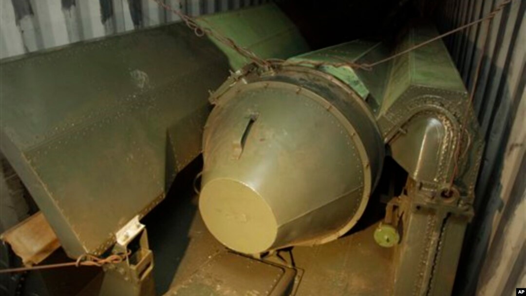 Armamento cubano en contenedores a bordo del buque Chong Chon Gang.