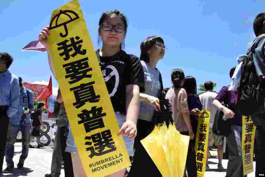 21歲的香港樹仁大學社工系二年級學生Tracy,對泛民議員否決政改感到激動。(美國之音 湯惠芸攝)