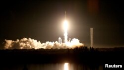 SpaceX獵鷹重型火箭搭載美國軍方隱密的X-37B機器人太空飛機從佛羅裡達州卡納維爾角的甘迺迪太空中心升空。(2023年12月28日)