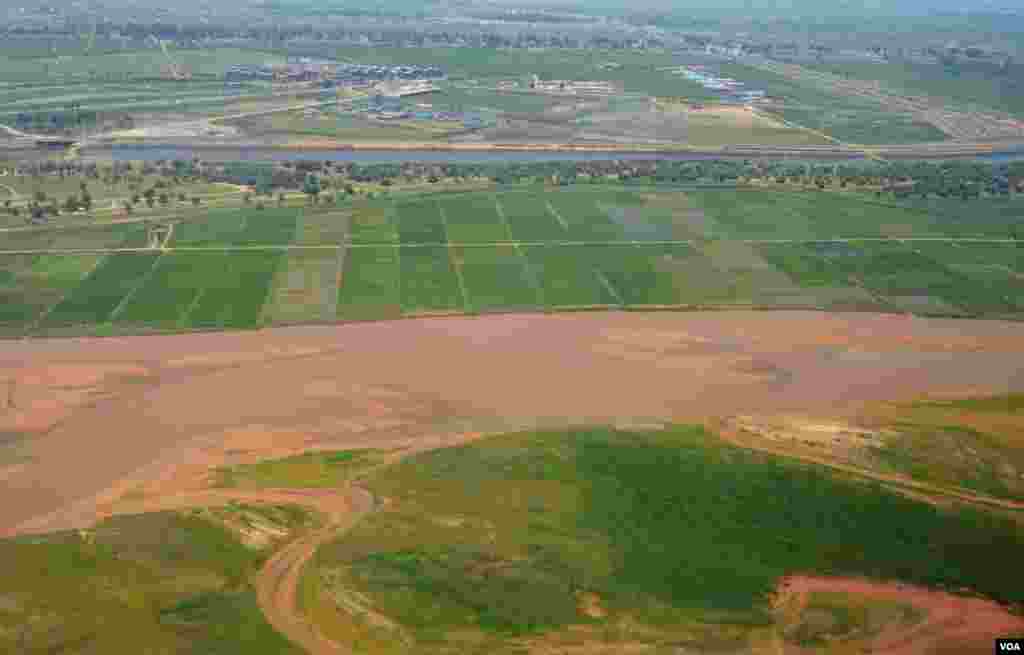In the midst of arid desert, the muddy brown Yellow River, China's second longest, is the essential lifeline that flows through the heart of Yinchuan, Ningxia. (Stephanie Ho/VOA)