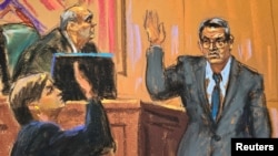Boceto del expresidente de Honduras, Juan Orlando Hernández (de pie), al prestar juramento ante el juez de distrito durante su juicio por cargos de tráfico de drogas en un tribunal federal en Manhattan, ciudad de Nueva York, EEUU, el 5 de marzo de 2024.