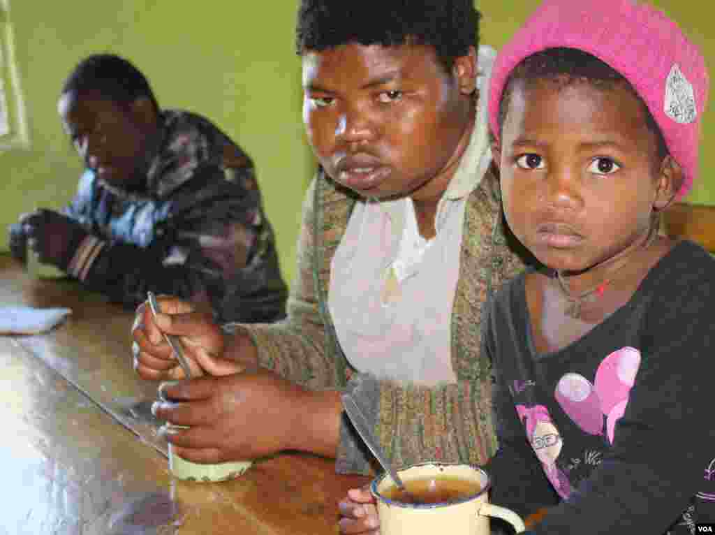 Lungiswa and her daughter, Lulama, share a meal at Ikhaya Loxolo (VOA/ D. Taylor)