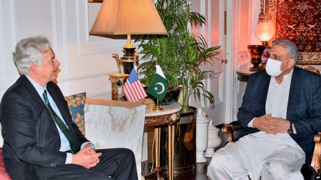 Direktor CIA Vilijam Berns tokom sastanka sa glavnokomandujućim pakistanske vojske generalom Kamarom Džavadom Bađvom, u Ravalpindiju, u Pakistanu, 9. septebra 2921.