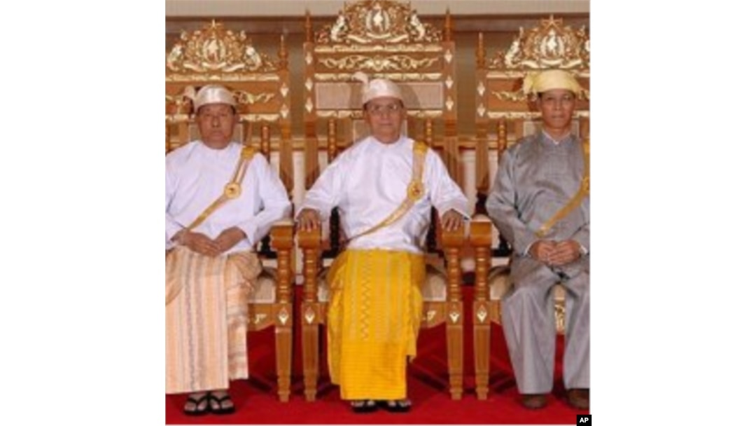 Former Burmese President Thein Sein, center, former Vice Presidents Thiha Thura Tin Aung Myint Oo, left, and Sai Mauk Khan Maung Ohn pose for photos at the presidential house in Naypyitaw, Burma (File Photo - March 31, 2011)