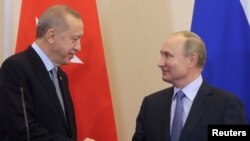 El presidente ruso, Vladimir Putin (D), saluda al presidente turco, Recep Tayyip Erdogan (I), durante su conferencia de prensa conjunta luego de las conversaciones que sostuvieron en el balneario de Sochi, Rusia, en el mar Negro.