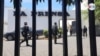 Fuerte operativo de las fuerzas de seguridad del estado para allanar el diario La Prensa en Managua, Nicaragua, la tarde del 13 de agosto de 2021. [Foto: cortesía de Wilih Narvaez]