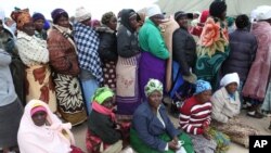 Zimbabueanos esperando vez de votar