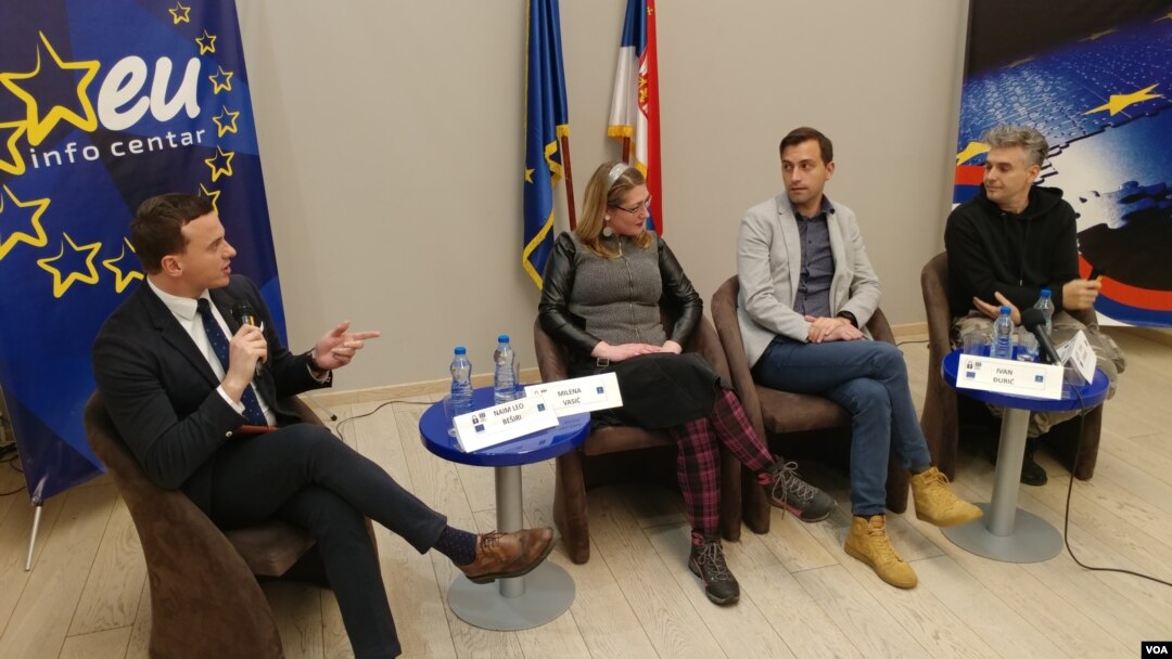 Učesnici tribine "Ko brani branitelje" u EU info centru, 15. aprila 2019.