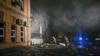 En esta fotografía proporcionada por la administración de la ciudad de Odesa, trabajadores de emergencia ucranianos examinan el lugar de un ataque con cohetes rusos en el centro de Odesa, Ucrania, en las primeras horas del lunes 6 de noviembre de 2023.