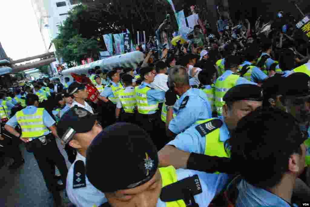示威者衝擊鐵馬陣期間,警員要求附近的記者離開