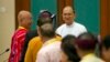 Tổng thống Myanmar Thein Sein bắt tay với các nhà lãnh đạo của các nhóm sắc tộc vũ trang tại Naypyidaw.