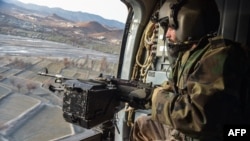Un miembro de las fuerzas de seguridad del Talibán participa en operaciones aéreas cerca de Pakistán el 26 de diciembre de 2024.