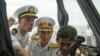 美軍反潛直昇機駕駛員在鍾雲號驅逐艦上向越南海軍軍官介紹SH-60B Seahawk海鷹直昇機。（資料圖片）