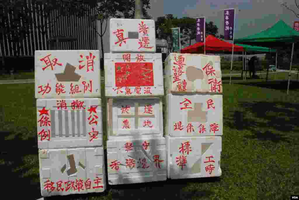 年約70歲的香港市民黃伯伯在前往罷課集會場地添馬公園的主要通路,向途人派發代表真普選的黃絲帶