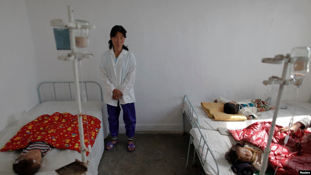 지난 2011년 10월 북한 황해남도 해주의 한 병원에 어린이들이 영양실조로 입원해 있다. (자료사진)