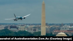 Một máy bay Boeing 787 của Việt Nam Airlines bay ngang qua Tượng đài Washington ở thủ đô Mỹ hồi tháng 7/2015. Hãng hàng không quốc gia lên kế hoạch khai thác đường bay thẳng thường lệ tới Mỹ vào cuối tháng 10.