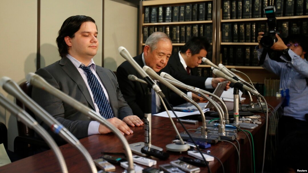 FILE - Mark Karpeles, left, chief executive of Mt. Gox, attends a news conference at the Tokyo District Court in Tokyo February 28, 2014. 