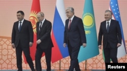 Rossiya Prezidenti Vladimir Putin (chapdan ikkinchi) Markaziy Osiyo rahbarlari bilan, Ostona, Qozog'iston, 2022-yil, 14-oktabr