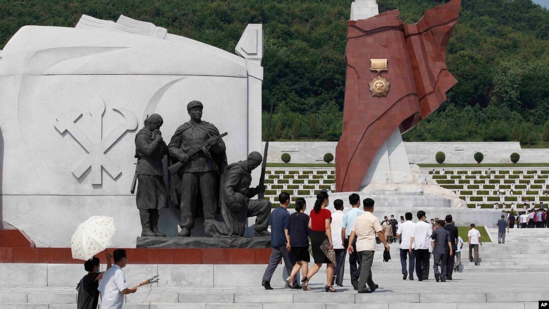 지난달 27일 북한이 '전승절'로 기념하는 한국전 정전협정 체결일을 맞아 평양 시민들이 대성산혁명렬사릉에 참배했다.