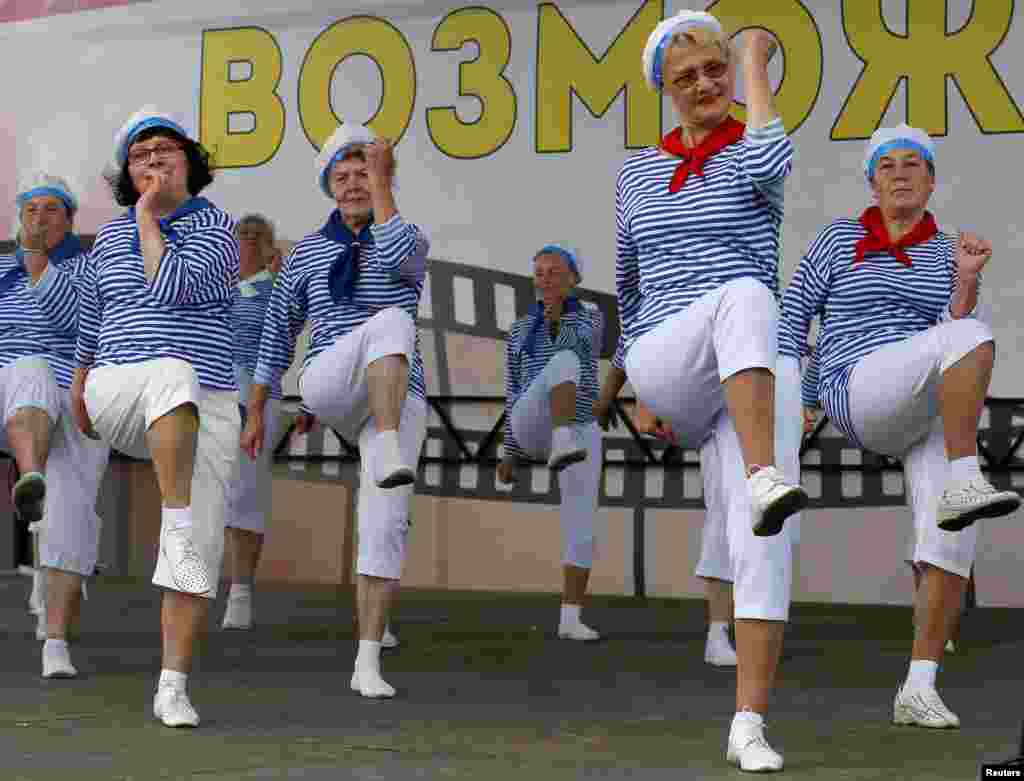 Ibu-ibu lansia ikut dalam lomba fitness dan dansa untuk lansia di kota Krasnoyarsk, Siberia, Rusia.