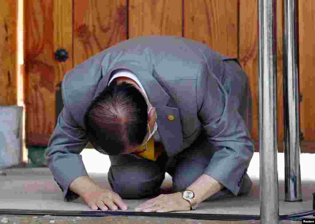 Lee Man-hee, founder of the Shincheonji Church of Jesus the Temple of the Tabernacle of the Testimony, bows during a news conference at its facility in Gapyeong, South Korea. Lee apologized that one of its members had infected many others, calling the epidemic a “great calamity.”