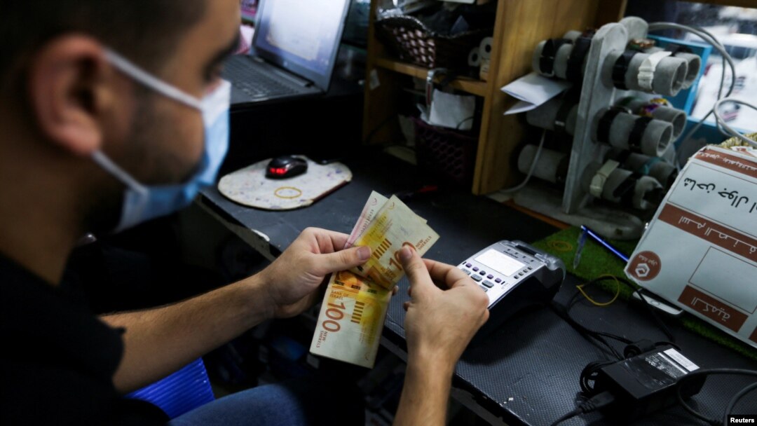 Novac građanima Gaze obezbeđuje Katar, a distribuiraju Ujedinjene nacije (REUTERS/Ibraheem Abu Mustafa)