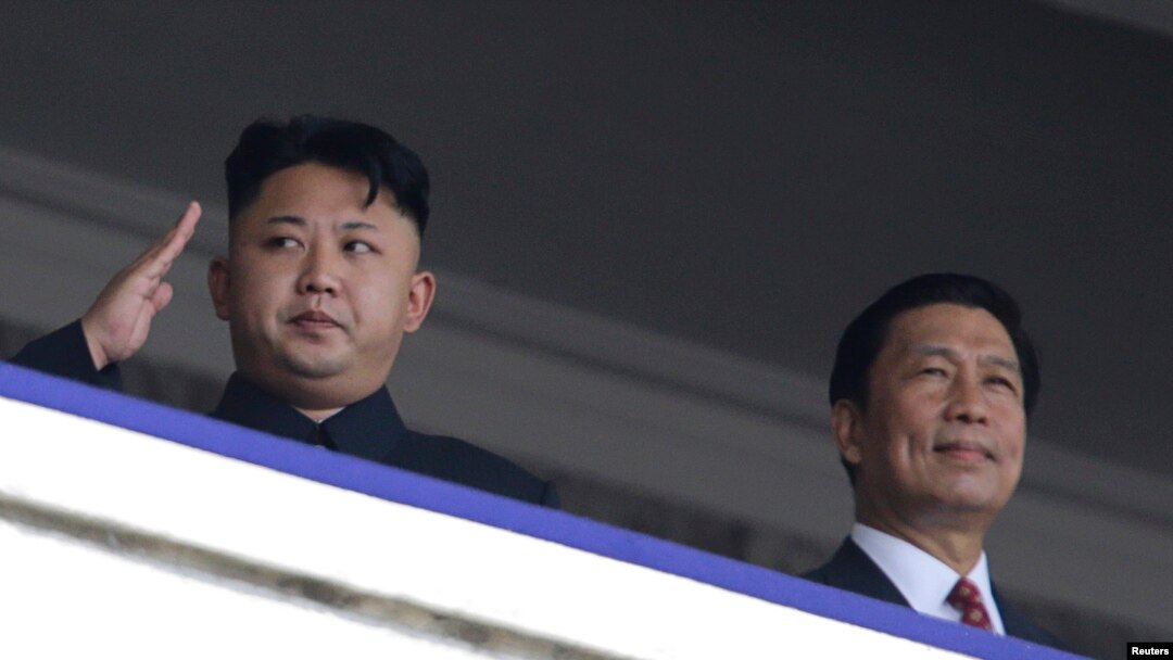북한 평양에서 지난 7월 한국전 정전 60주년을 맞아 '전승절 기념 열병식'이 열린 가운데, 김정은 국방위원회 제1위원장(왼쪽)과 중국의 특사인 리위안차오 국가부주석이 열병식을 지켜보고 있다.