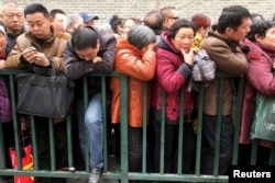中國訪民在北京的國家信訪局前排起長隊告狀。 （2016年3月4日）