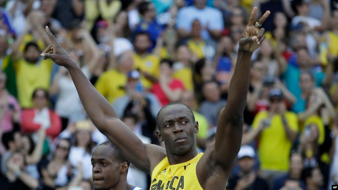 Usain Bolt de la Jamaïque court à côté de James Dasaolu de la Grande-Bretagne lors de 100 mètres-messieurs aux Jeux Olympiques d'été de 2016 au stade olympique à Rio de Janeiro, au Brésil, 13 août 2016. 