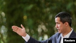El líder opositor venezolano Juan Guaidó se dirige a los medios de comunicación en Caracas, el 9 de abril de 2021.