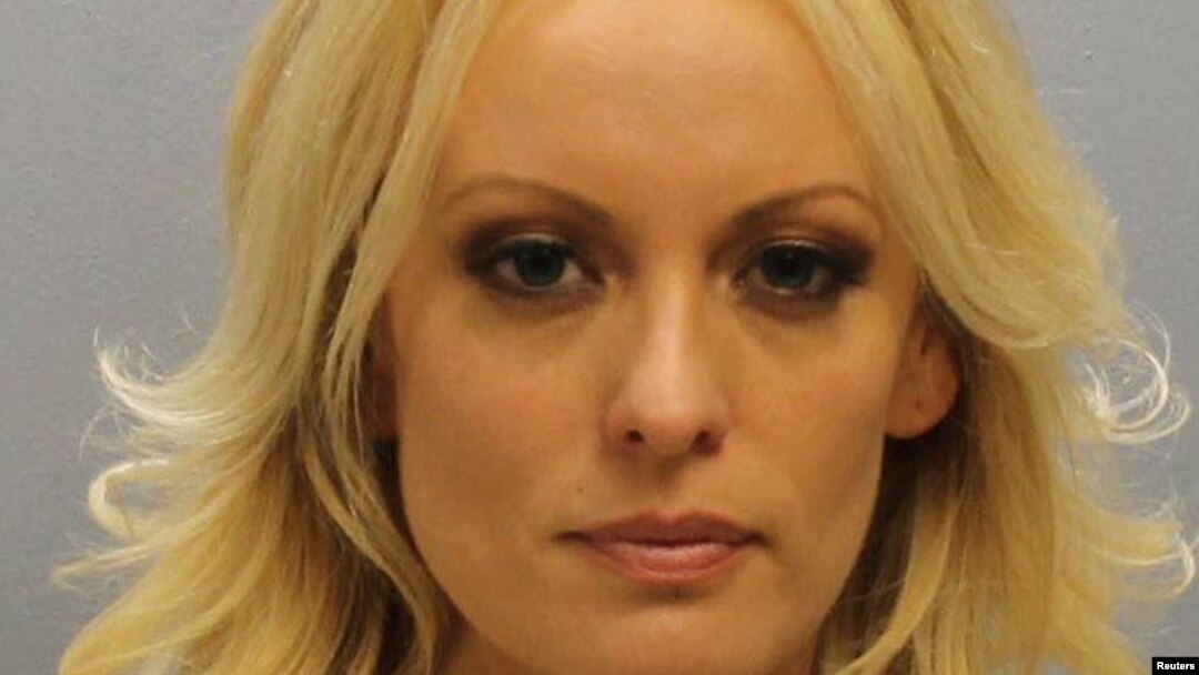 Stormy Daniels, cuyo verdadero nombre es Stephanie Clifford, la estrella de cine porno que dijo haber tenido una aventura con Donald Trump antes de convertirse en presidente de EE.UU., se muestra en esta foto publicada por la Oficina del Sheriff del Condado de Franklin, Columbus, Ohio. Julio 12, de 2018. La fotografía, cortesía de la Oficina del Sheriff del Condado de Franklin, fue procesada por Reuters para mejorar la calidad.