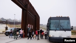 Agentes de la Patrulla Fronteriza de EEUU utilizan un autobús para transportar a los migrantes interceptados en la frontera con México, después de las nuevas restricciones impuestas por el presidente Joe Biden en San Diego, California, el 6 de junio de 2024. 