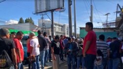 Un grupo de Guatemaltecos que fue deportado desde Estados Unidos, arriba a Ciudad Guatemala. Foto: Eugenia Sagastume./VOA.
