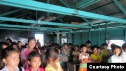 Ảnh tư liệu - Nhiều bạn nhỏ trong tuổi đến trường này đã phải đi đi làm công, lưới cá phụ giúp gia đình mưu sinh ở những địa phương nghèo tại Việt Nam. (Hình: VDF cung cấp)