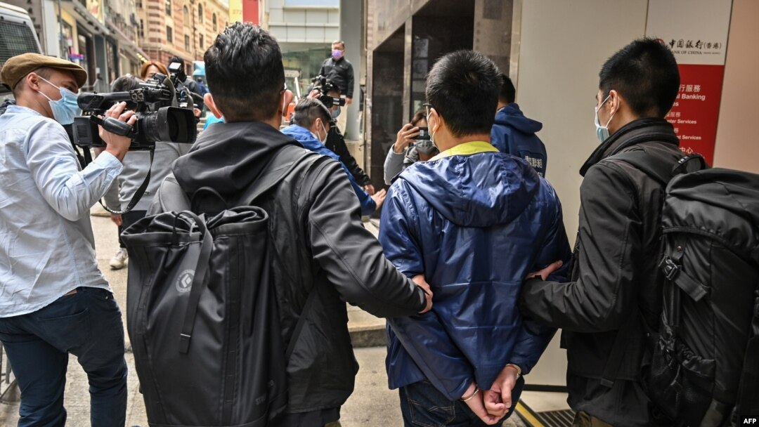 香港民主派議員鍾錦麟（右二）在1月6日的大抓捕中被警方逮捕（資料圖）