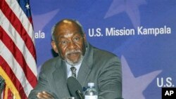 Johnnie Carson, responsável pelos assuntos africanos no Departamento de Estado, durante uma deslocação a Kampala (foto de arquivo)
