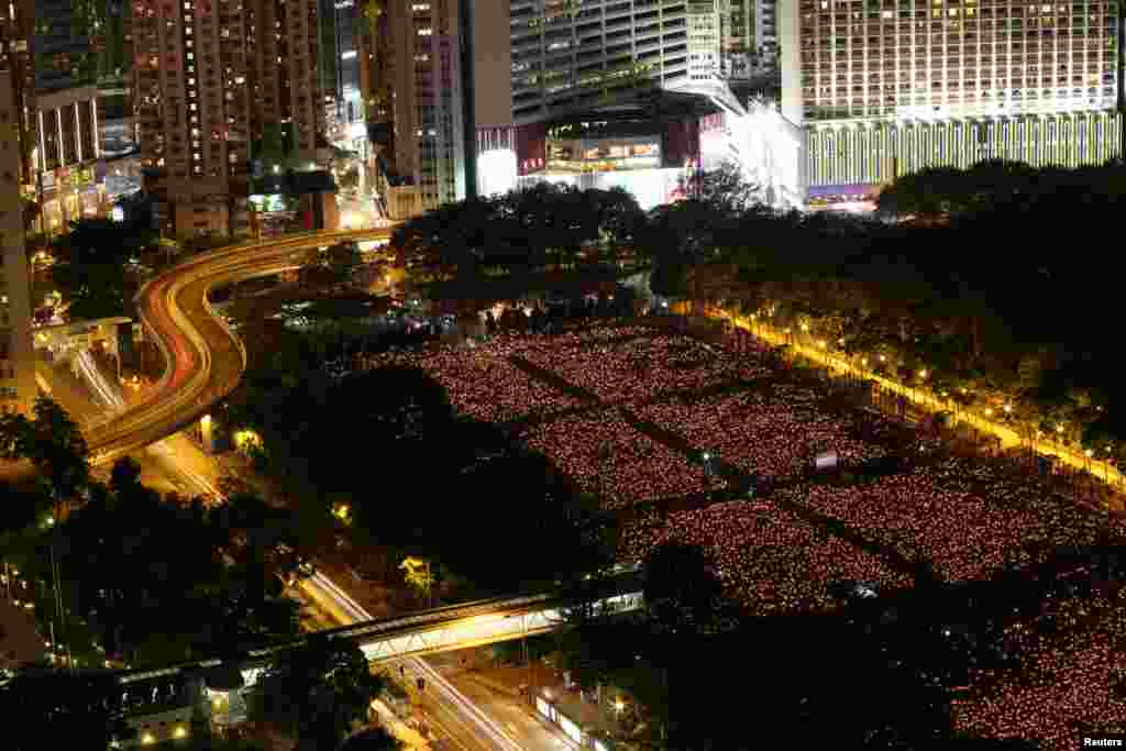 Ribuan orang mengikuti acara 'candlelight vigil' di taman Victoria di Hong Kong untuk memperingati insiden pembantaian demonstran di Lapangan Tiananmen di Beijing, 4 Juni 1989.
