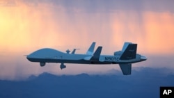 通用原子航空系統有限公司的MQ-9B"空中衛士"無人機在飛往英國皇家空軍位於英國格洛斯特郡費爾福德的基地。