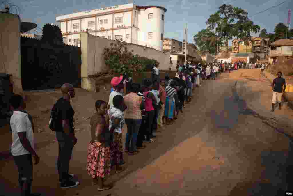 A line of voters snakes out onto the street in Freetown, Sierra Leone, March 7, 2018. (Photo: Jason Patinkin / VOA)