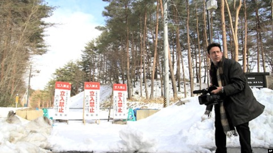 VOA correspondent Steve Herman videotaping on the perimeter of the 20km radiation exclusion zone in Fukushima prefecture, Kawauchi Japan, March 6, 2012.
