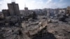 ARCHIVO - Escombros de edificios destruidos por un ataque aéreo israelí, el 10 de octubre de 2023, en Ciudad de Gaza.