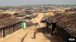Thousands of Rohingya flocked to Kutapalong Camp after crossing from Myanmar into Bangladesh. (J. Owens/VOA)