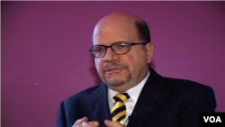 Embaixador Christopher Dell