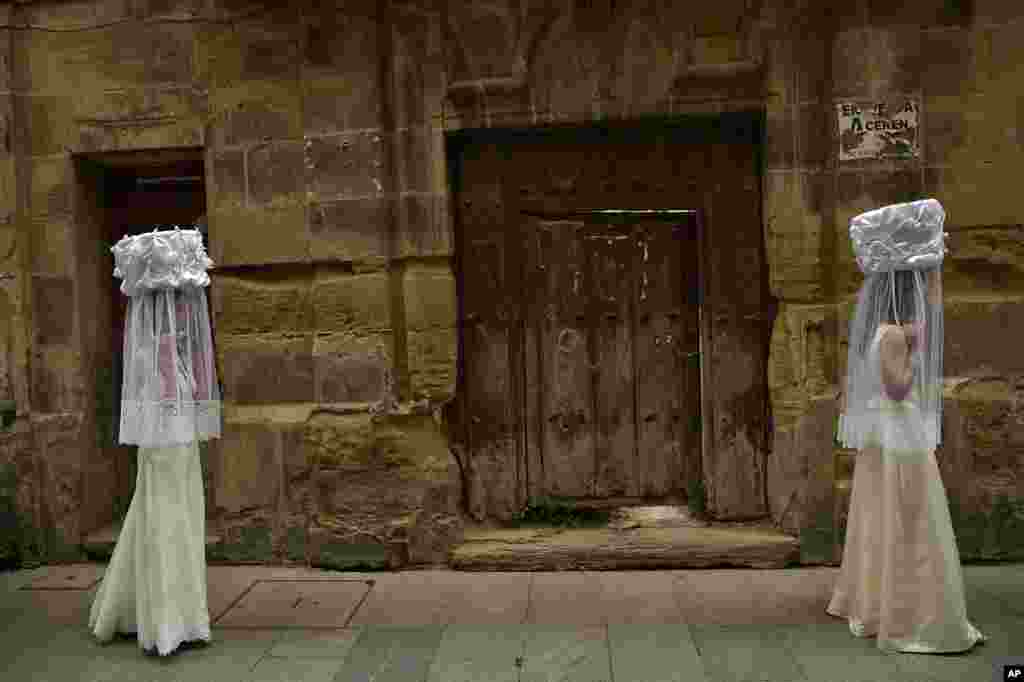 Para peserta “Prosesi Roti Santo” mengambil bagian dalam sebuah upacara untuk menghormati Santo Domingo de la Calzada (1019-1109), yang membantu kaum miskin dan peziarah, di Santo Domingo de la Calzada, Spanyol bagian utara.