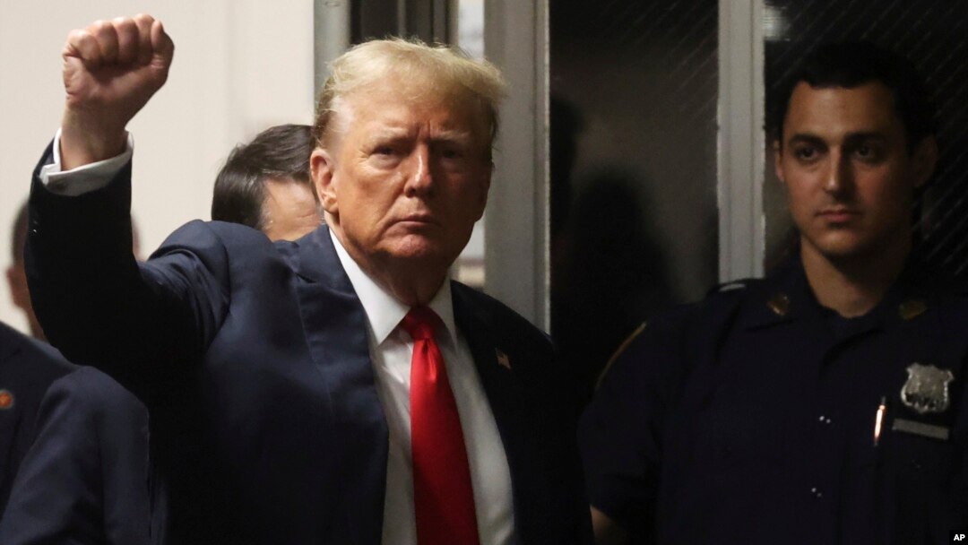 Donald Tramp ispred sudnice gde se iznose završne reči, 28. maj 2024 (Spencer Platt/Pool/AP)
