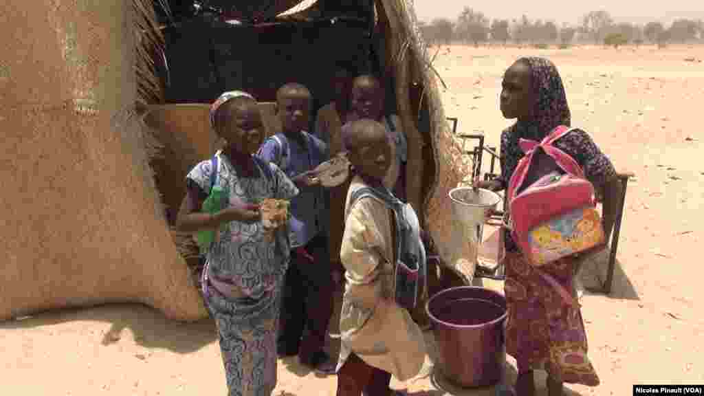 Children holding their lunches in front of the school in Bosso in the region of Diffa, Niger, April 19, 2017. (Photo: Nicolas Pinault / VOA) 