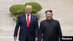지난해 6월 도널드 트럼프 미국 대통령과 김정은 북한 국무위원장이 판문점 군사분계선을 넘고 있다. 
