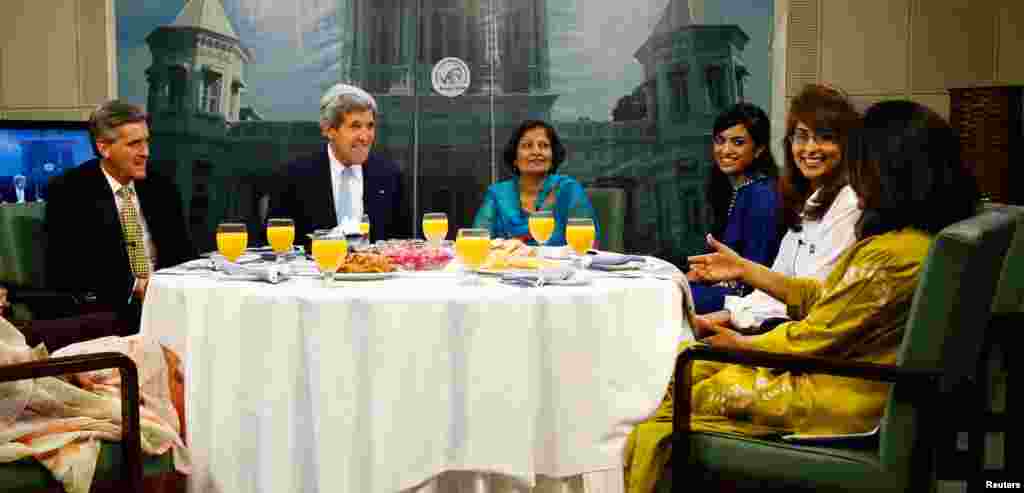 John Kerry and U.S. Ambassador to Pakistan Richard Olson (L) share an iftar meal with alumni at the Fatimah Jinnah Women's University in Rawalpindi August 1, 2013.