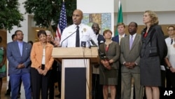 Charlotte Police Chief Kerr Putney speaks as city officials, including Charlotte mayor Jennifer Roberts (R), listen during a news conference following the fatal police shooting of Keith Lamont Scott, in Charlotte, North Carolina, Sept. 22, 2016.