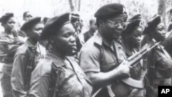 O líder da RENAMO, Afonso Dhlakama (centro, com arma na mão), algures em Moçambique, em foto de 1991
